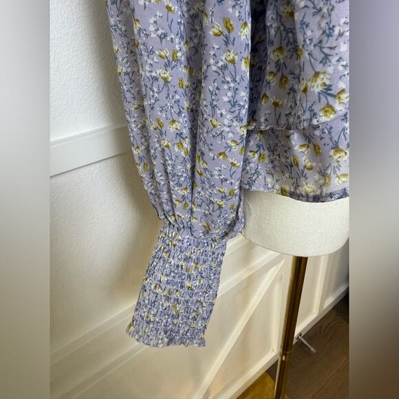 ASTR The Label Blue Ditzy Floral Ruffle Front Open Back Blouse Size Large - Picture 5 of 8